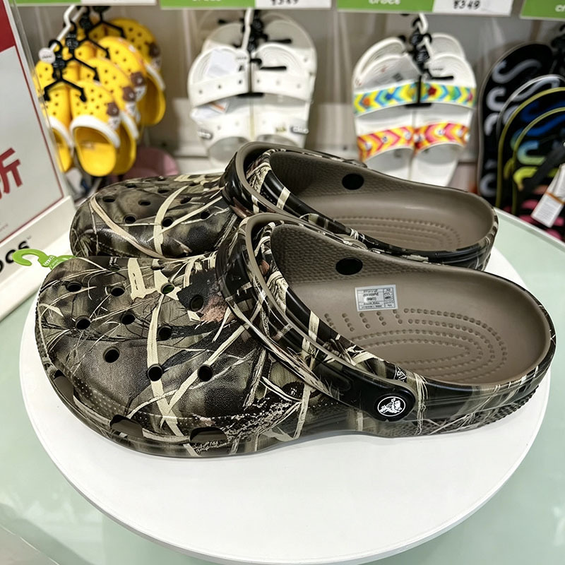 Crocs Classic Realtree V2 Outdoor Beach Sandals for Men and Women, Same Style 12132