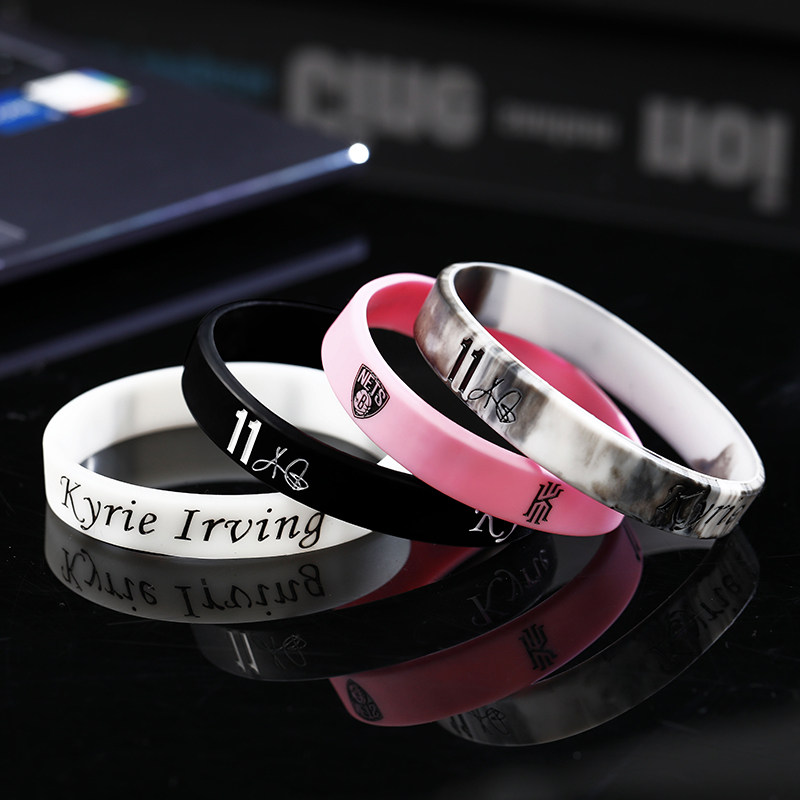 オールスター選手で背番号11番のネッツ所属のカイリー・アービングをフィーチャーしたバスケットボールリストバンド。スポーティーなメンズ用蓄光シリコンリストバンドで、学生にも人気です。