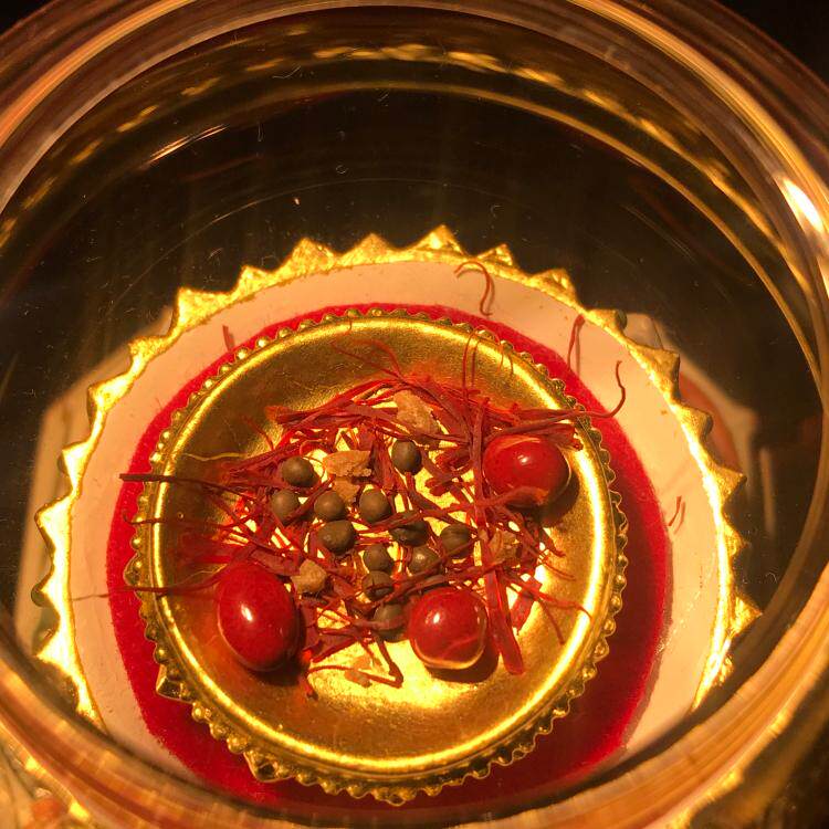 Iwazo took out the lotus flower and the strong son of the great priest for the stupa and the box of Gaw