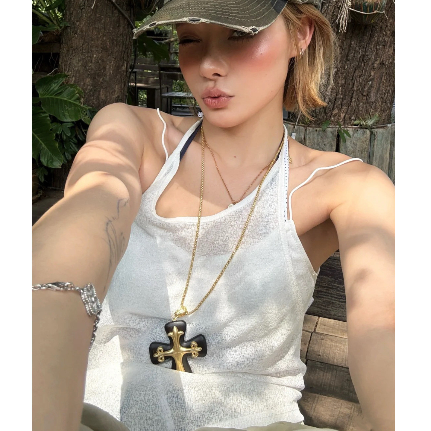 Wang Yueyi's (Xiao Ba's) same style ebony necklace with a gold distressed cross, a sweet and cool, exaggerated and unique long necklace.