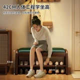 Столетная замена обуви с твердым деревом у двери домашнего пользователя может сесть и носить обувные табуретки.