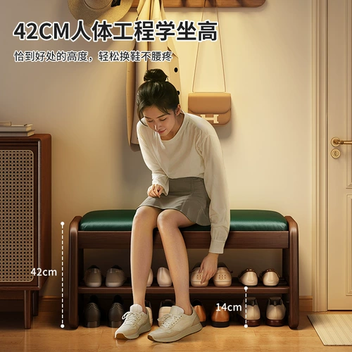 Столетная замена обуви с твердым деревом у двери домашнего пользователя может сесть и носить обувные табуретки.