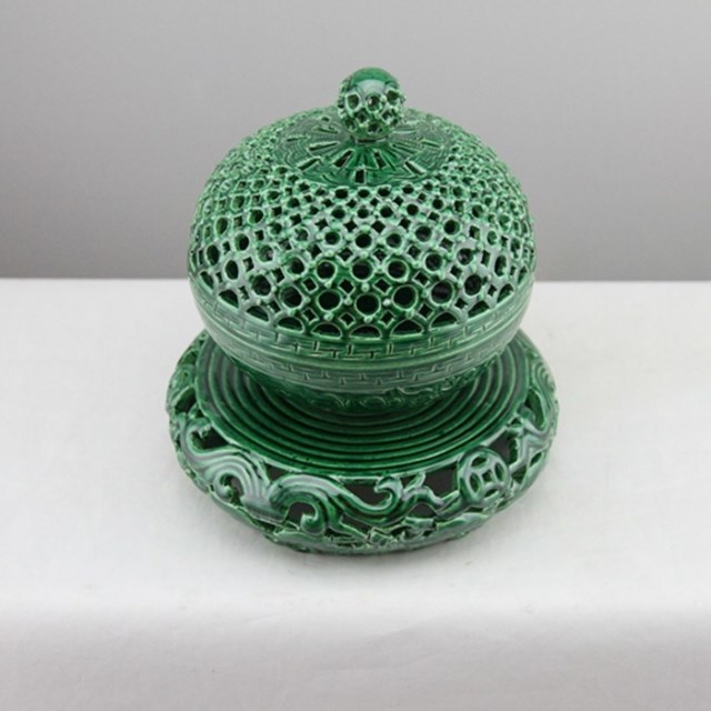 Ancient playing antique collection Jingdezhen Jianguo State porcelain factory High temperature green glazed rotary hollowed-out incense Incense Pendulum incense stove