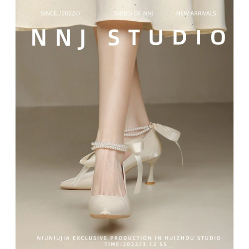 Белые свадебные туфли с заостренным носом с бантиком на высоком каблуке, изысканный стиль