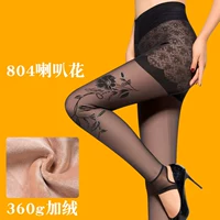 Пылая фальшивая проницаемая мясо-хворога с цветами с цветами на ноге