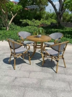 Стулья из ротанга*4+круглый стол из алюминия диаметром 60 мм.