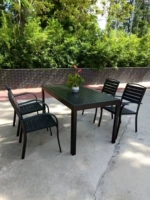 (Длинный стол из пластикового дерева) Один стол и четыре стула.