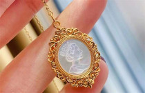 Queen White Mother Bay Relief 18K Gold Pendant Pendant Son Thick Gold Texture Retro Romantic Necklace