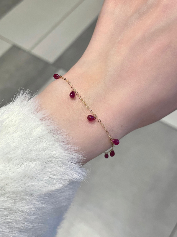 Red Ruby 4 Carat Three-Dimensional Teardrop-Shaped Ruby 18K Gold Bracelet Jewelry, the Ruby Shines Brightly and Appears to Drip, Enhancing Complexion