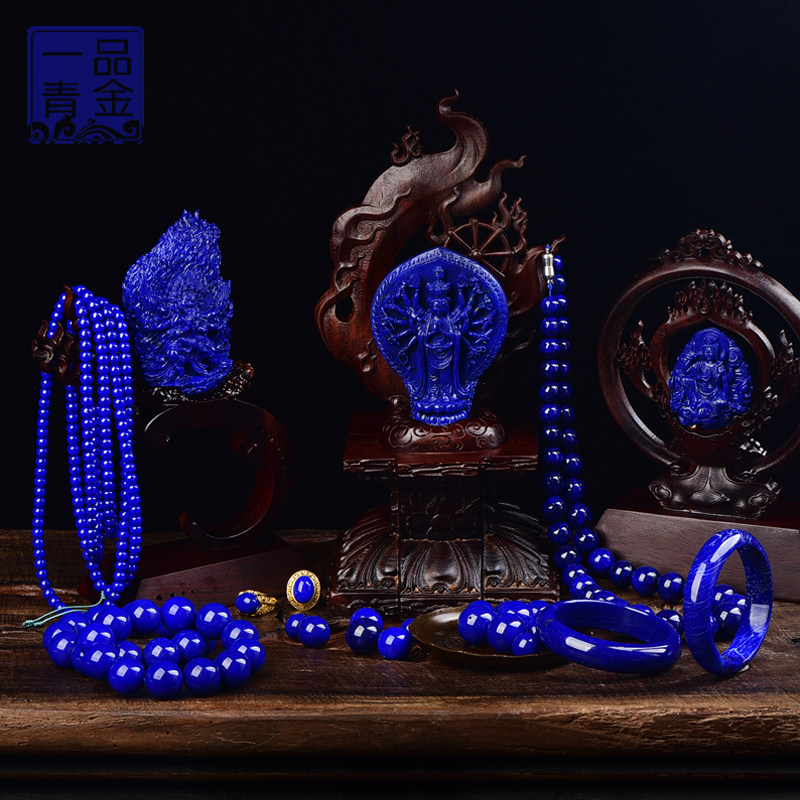 アフガニスタンの古い鉱山から採掘されたラピスラズリを使用した、高級ブレスレット。複数の連に108個の丸いビーズが連なり、ペンダントにはビーズが1つ付いています。