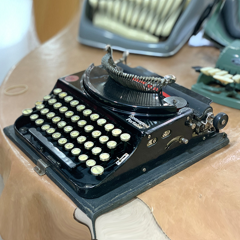 German Remington mechanical typewriters normally use retro nostalgic collection art furnishings for birthday gifts