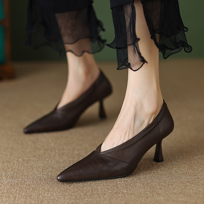 French retro brown pointed head single shoe ~ simple commuter fine height V mouth niche design