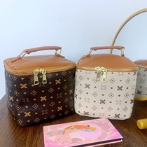 Japan-ROK portable make-up bag large capacity waterproof mouth red color makeup containing ladies printed PU make-up external belt travel