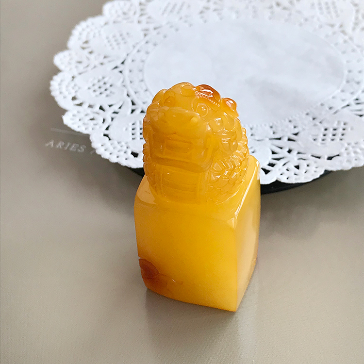 Raw ore Baltic amber gemstone ornament pretty color full of honey chicken oil yellow beeswax Rui animal seal handle