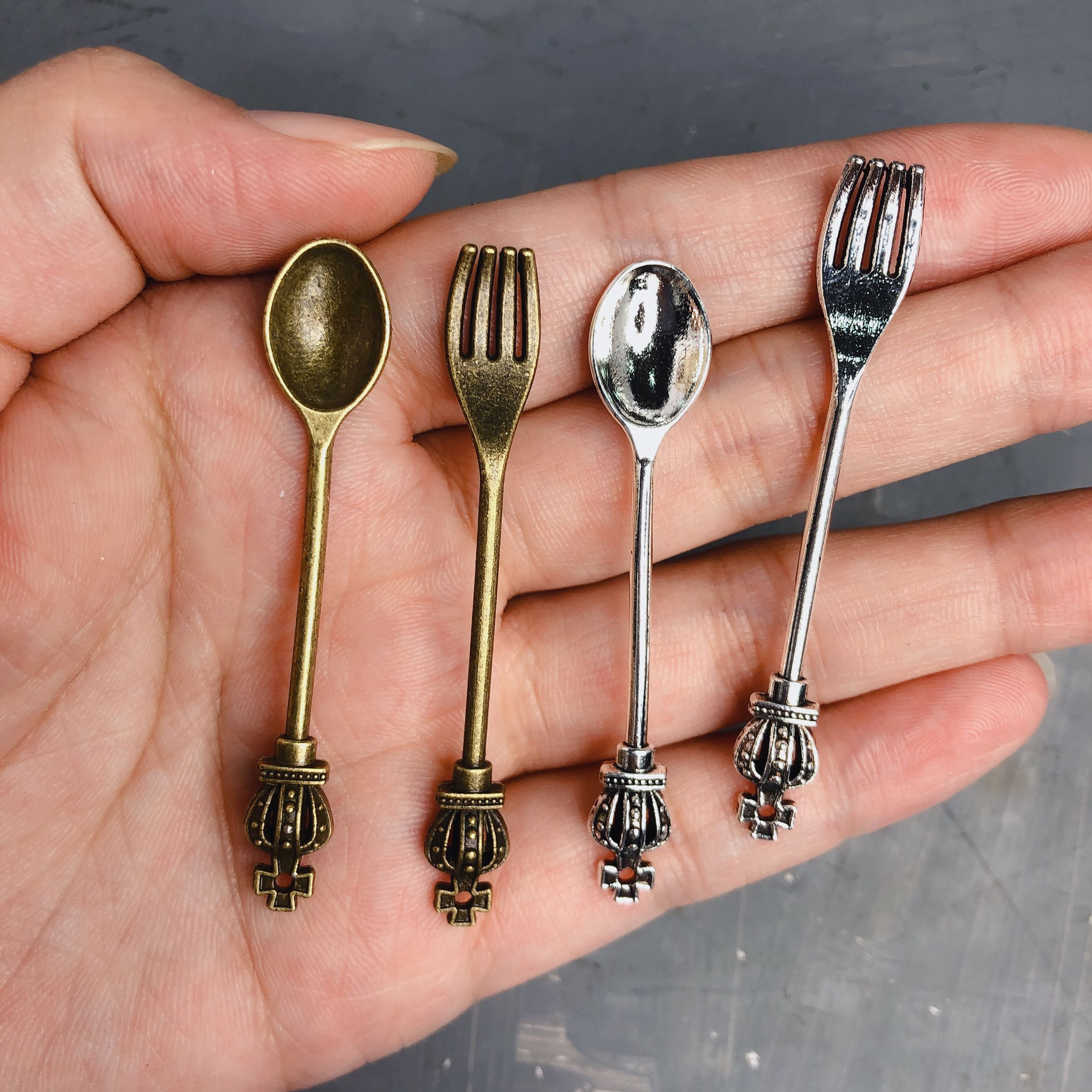Mini Eva Eva House Accessories Dress Home Wine Toy Diy Retro Zinc Alloy Gold Ornament Solid Crown Spoon Pendant