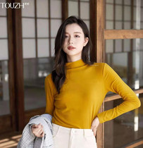 She is incandescent with a soft skin and a high neckline a 100 hitch a womans bottom pure colour set a long sleeves 2101 a good colour.