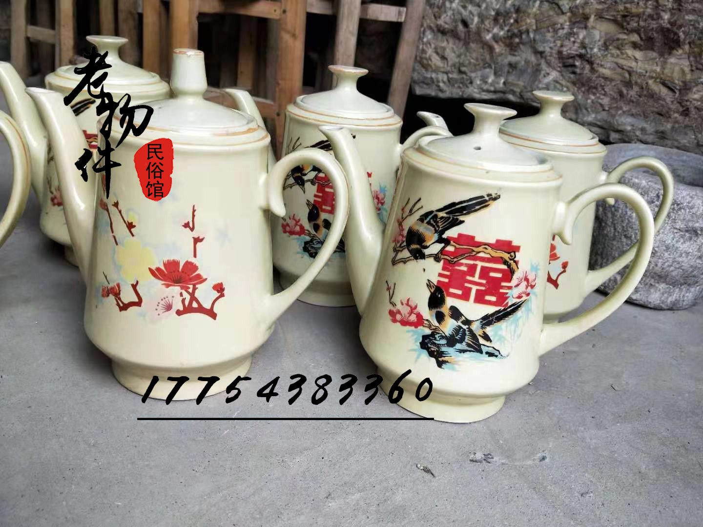 Folklore old objects, old teapots, old kettles, old porcelain pots, nostalgic 70s film and television props, nostalgic antique collections