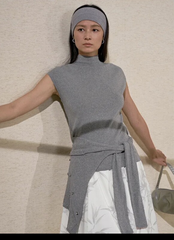 High-End Cos Fine-Spun Yarn, Simple Inner Layer, Sleeveless, Half-High Collar, Looks Great with Any Outfit, Has a Stunning Aura