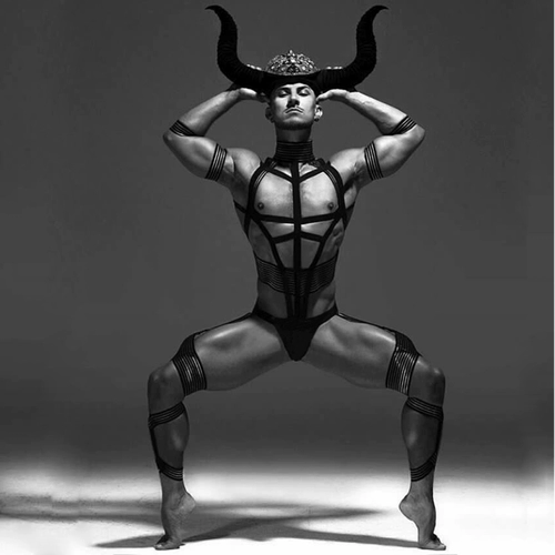 Ночной клуб DS Мужской Gogo Performance Sucte ослаблен и плотно привязан к серебряной железной цепи сексуальной груди с белым лежащим в эластичном поясе WP