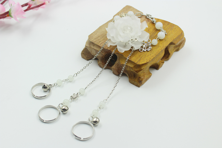 Phong cách cổ xưa trang sức vòng tay một mảnh vòng tay với nhẫn nhẫn Bells Hanfu phụ kiện COS trang phục biểu diễn sân khấu - Vòng đeo tay Cuff vòng thạch anh tóc vàng