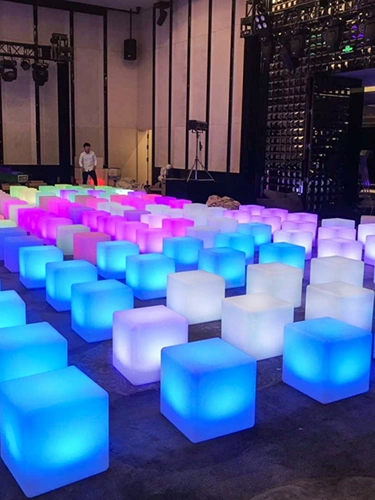 Светодиодный светодиодный кубик на открытом воздухе.