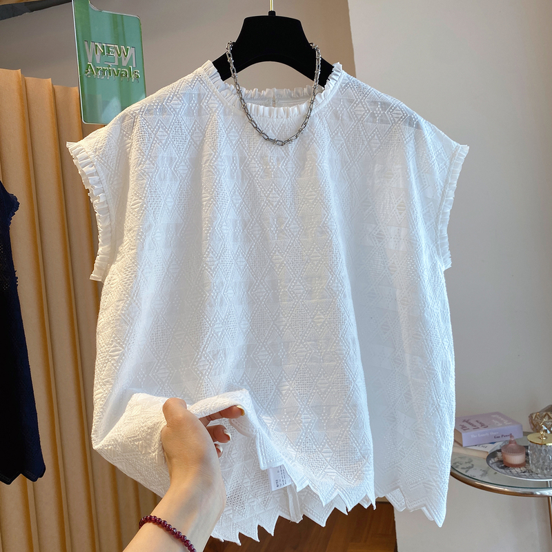 High-End White Lace Sleeveless Top for Women 2026 New Style Loose and Stylish Hem with Diamond-Shaped Lace Trim Blouse