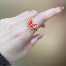 (Rich Womans 100-yen Store) Find gifts according to your budget. Section 199 has gold and silver full of style.