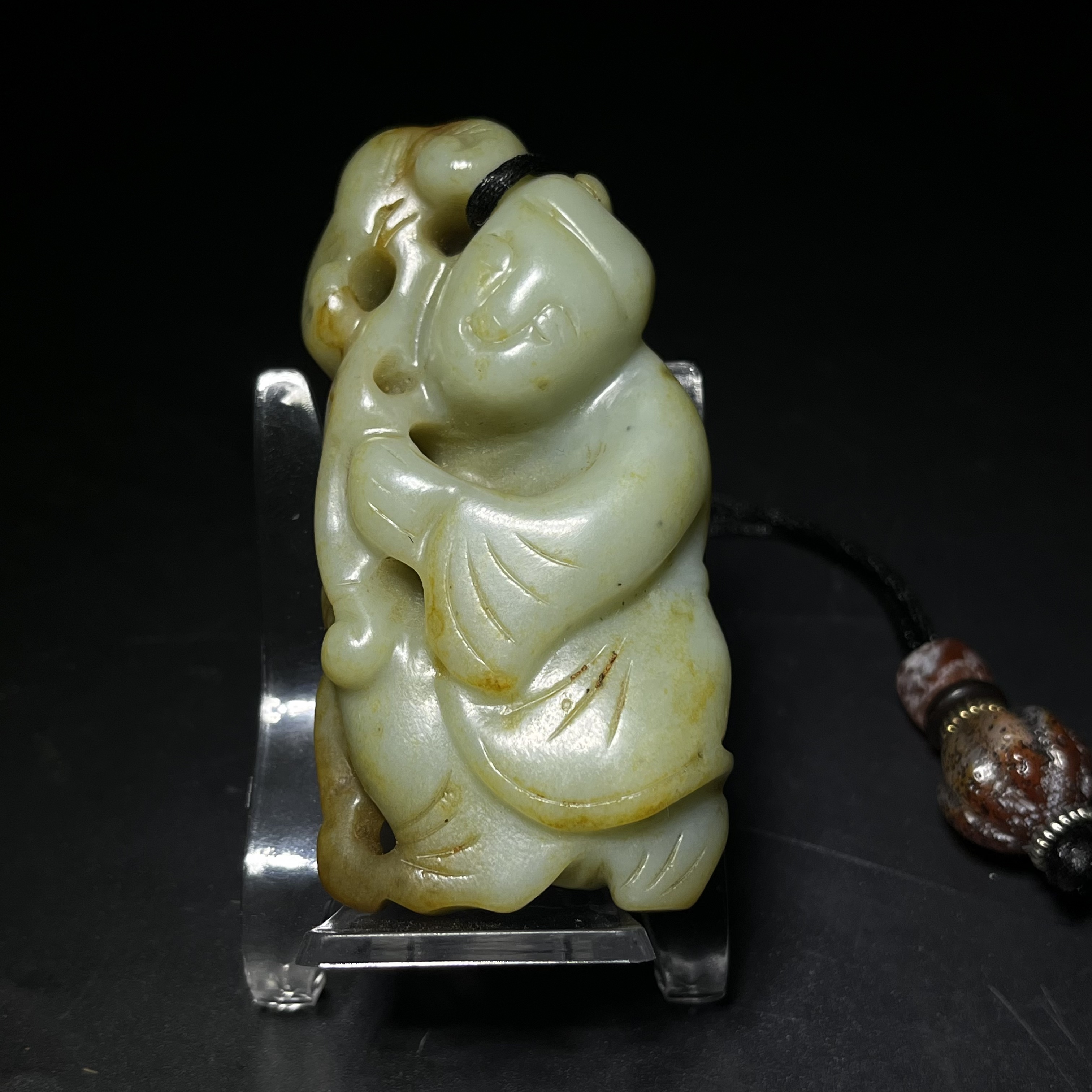中国古美術品　清の時代　和田白玉 砡　童子如意　蘇工　53g 旧藏：清代和田玉如意童子， 青白玉质，包浆浑厚，油润度高