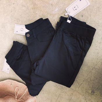 In autumn, keer dodo leggings are not zipped and her feet are trendy