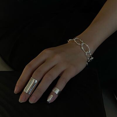 NOTTU's new niche original design open ring is fashionable, individual and versatile. The armor ring is made of titanium steel and plated with 18K