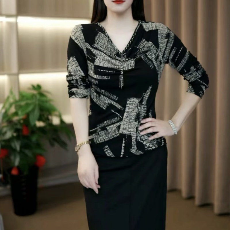 2026 Spring and Autumn New Long-Sleeve T-Shirt Fashionable Leopard Print V-Neck Slimming Top Stylish Base Shirt for Women