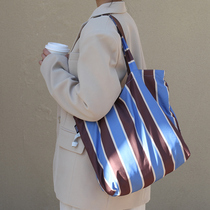 The flawless spring roll single shoulder bag does not deback and does not pick up the goods