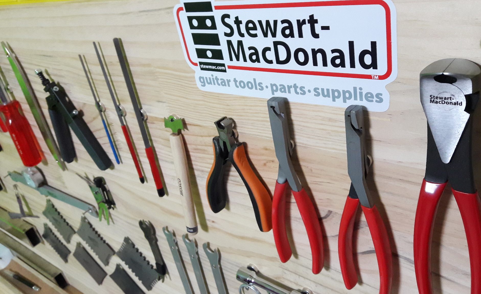 About the tools for the maintenance of the guitar