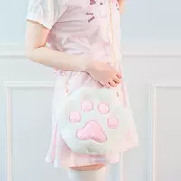 Белая кошка лапа