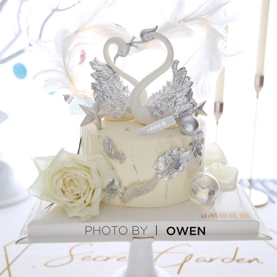 Birthday cake decorated with sweet Valentine's Day sweet confession in love with sweet sweet feather plug-in dessert