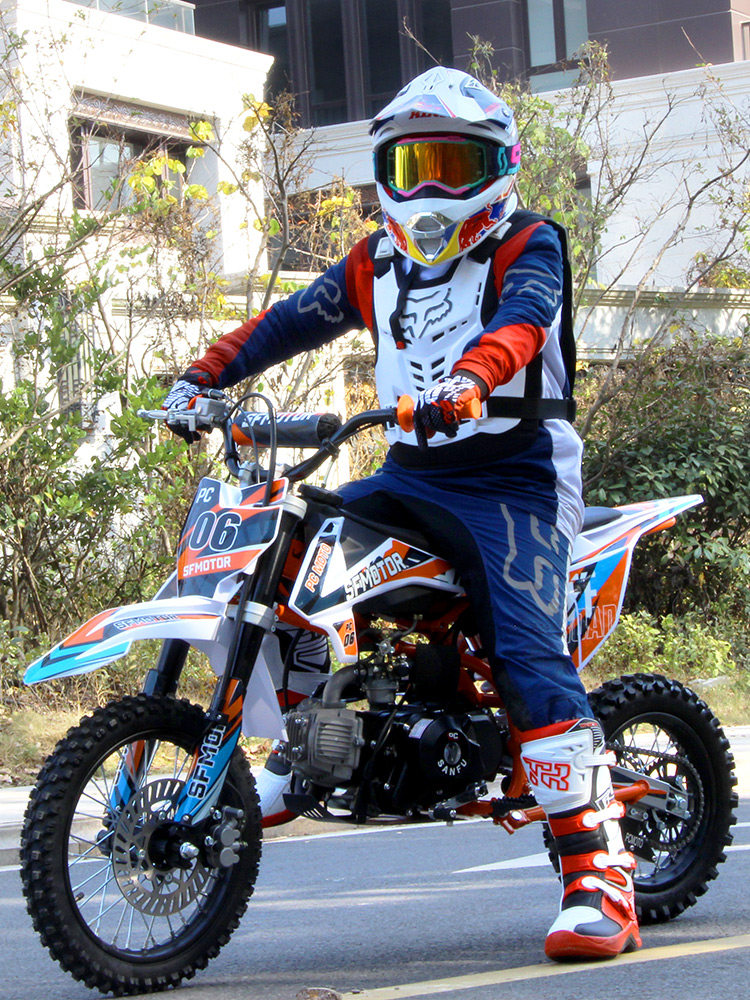 Two-Wheeled Off-Road Motorcycle, Fuel-Powered Vehicle, Competitive Off-Road Vehicle, Children's Mountain Venue, Medium-High Speed Off-Road Vehicle, Small Jump