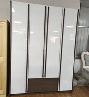 Смешивание четырехлушней панели дерева краски с ящиком