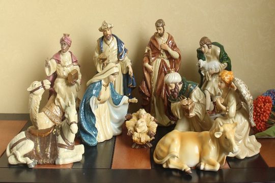 Foreign trade rural elegant high-temperature ceramic character ornaments hand-painted scene decorations collection gifts