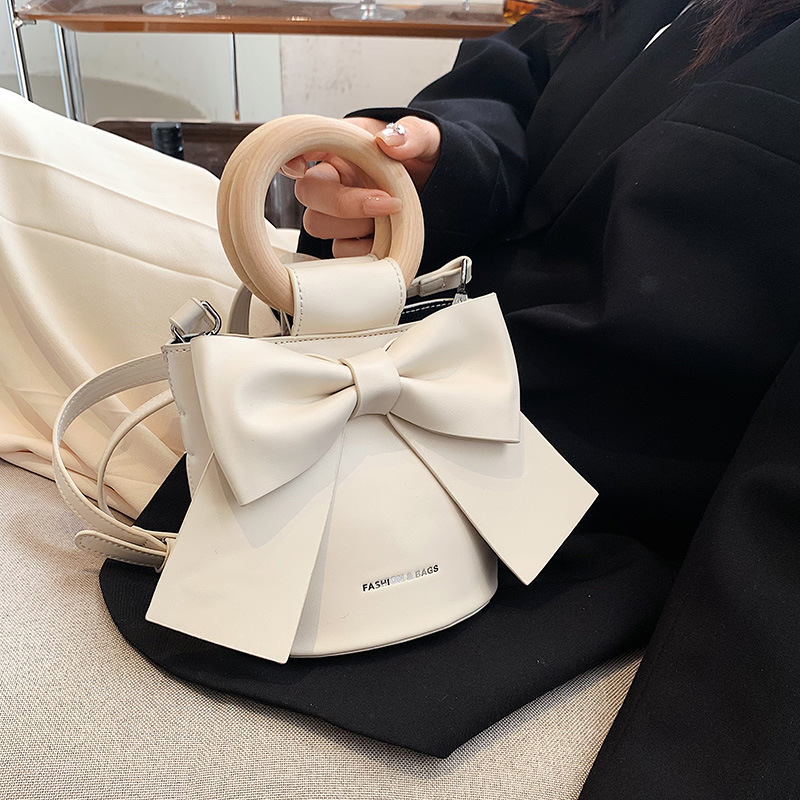 Quality C-position ~ French elegant advanced genuine leather butterfly knot lady 2022 new wood handle bucket wood handle