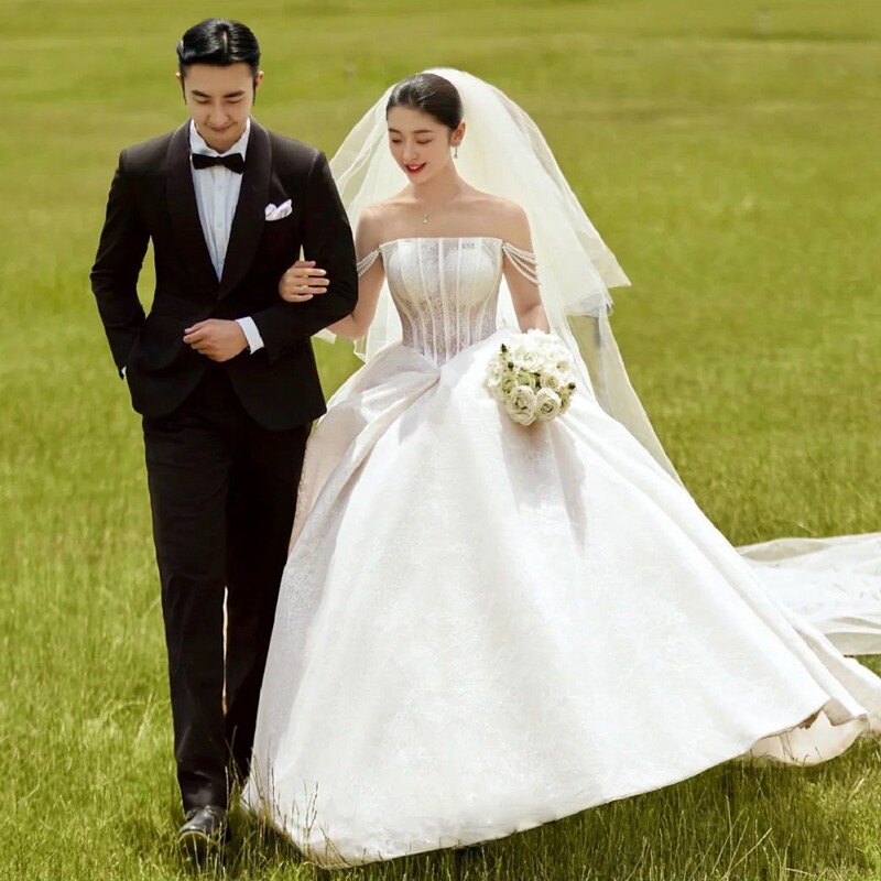 Photo studio light retro theme clothing location French white lace wedding photography lawn photo forest series photo dress