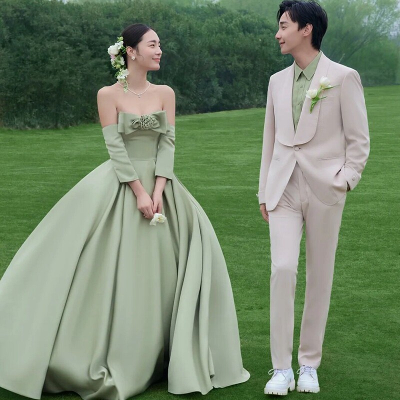 New photo studio location travel photography theme clothing simple wedding photography lawn photo green satin photo dress