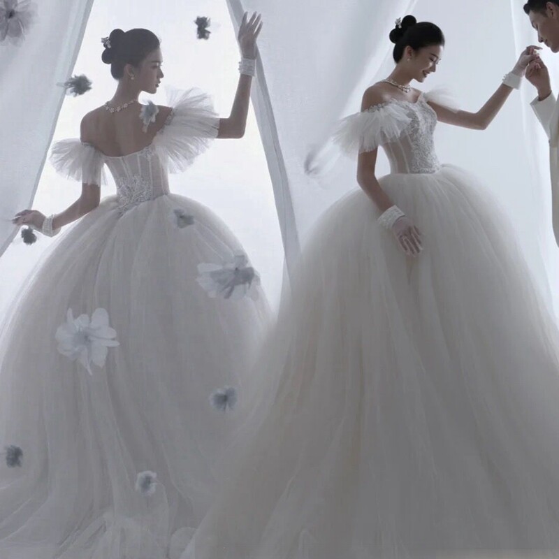 New photo studio theme wedding photography photo photo Korean style light luxury one-shoulder princess style trailing white gauze dress