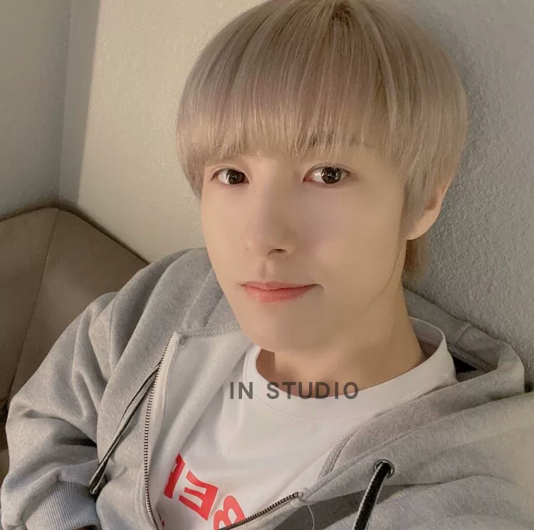 Кружевной свитер NCT Хуанг Жэньджун ~ Tang Jiuzhou ~ Instudio ~ WV Project для мужчин и женщин и бархатный курс свитер многоцветный ~