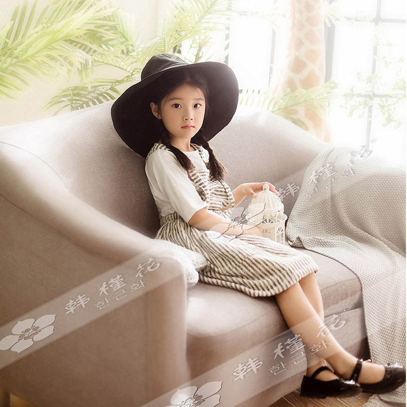 Korean style small fresh six-year-old girl holding baby bag skirt Han Jinhua exhibition new photo studio studio photo photography clothing