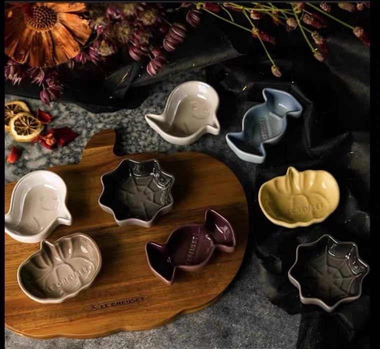 French Le Creuset Cool-Colored Stoneware New Halloween Bat Owl Ghost Pumpkin Four-Piece Set French Le Creuset Cool-Colored Stoneware New Halloween Bat Owl Ghost Pumpkin Four-Piece Set