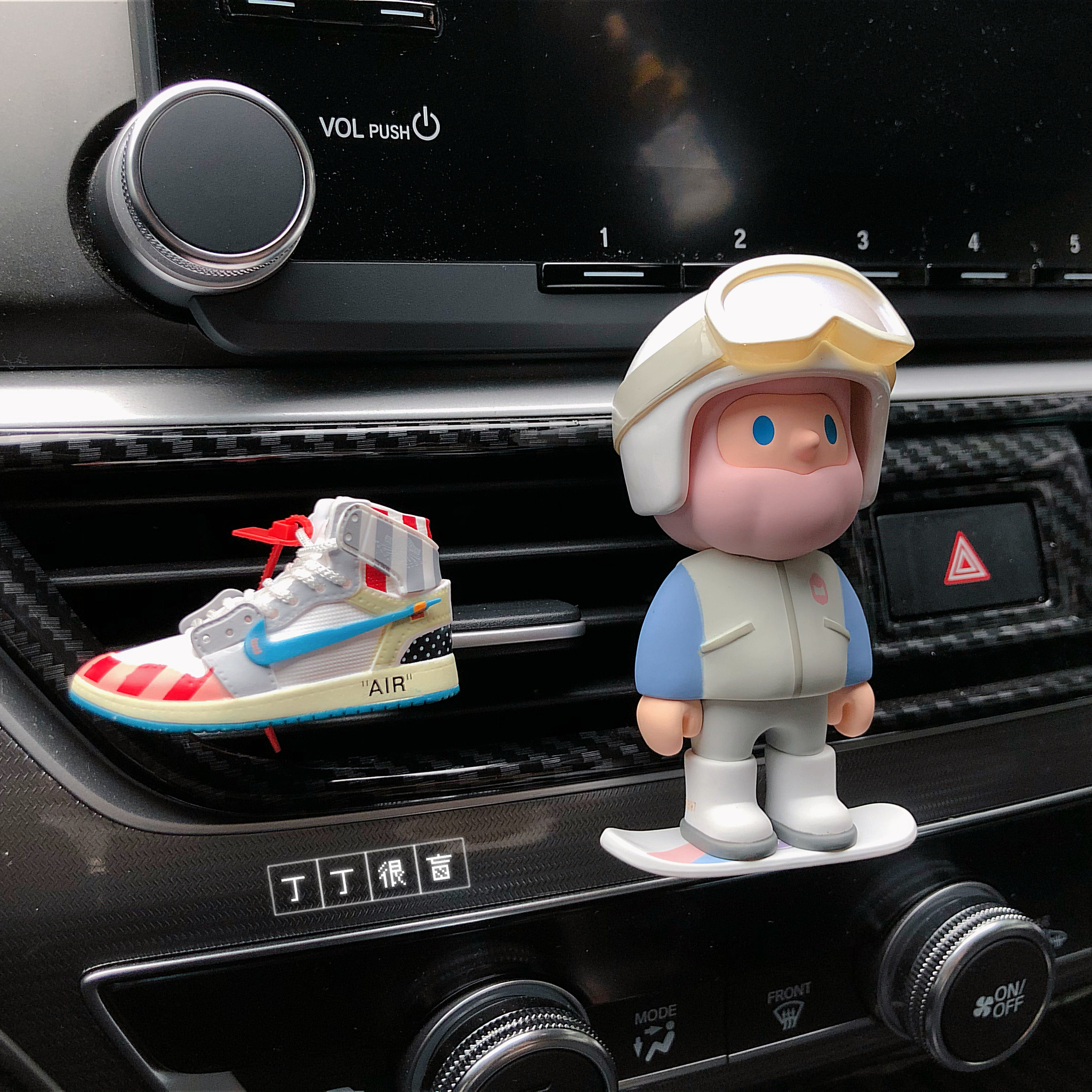 Tintin is very blind FARMER BOB boyfriend travel around the world mountain peak color blind box car air conditioning outlet pendant