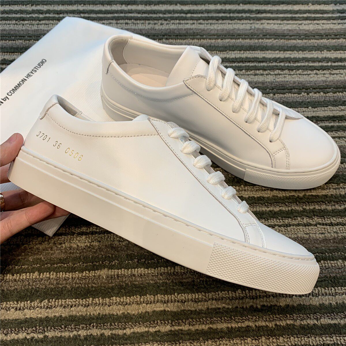 Liu Wen same small white shoes female autumn leather leather sports leisure shoes white leather leather fabric with lily pairs shoes