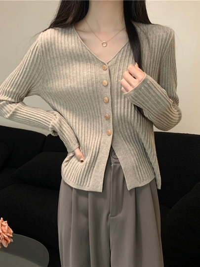 Beautiful French V-neck single-breasted knitted cardigan for women 2025 autumn textured and elegant top with base layer
