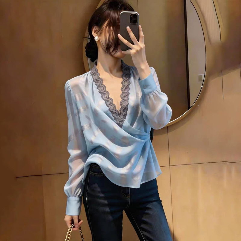 Light Blue Mature and Elegant Vibe V-Neck Long-Sleeve Shirt 2026 Summer New Lace Trim Stylish Design Top