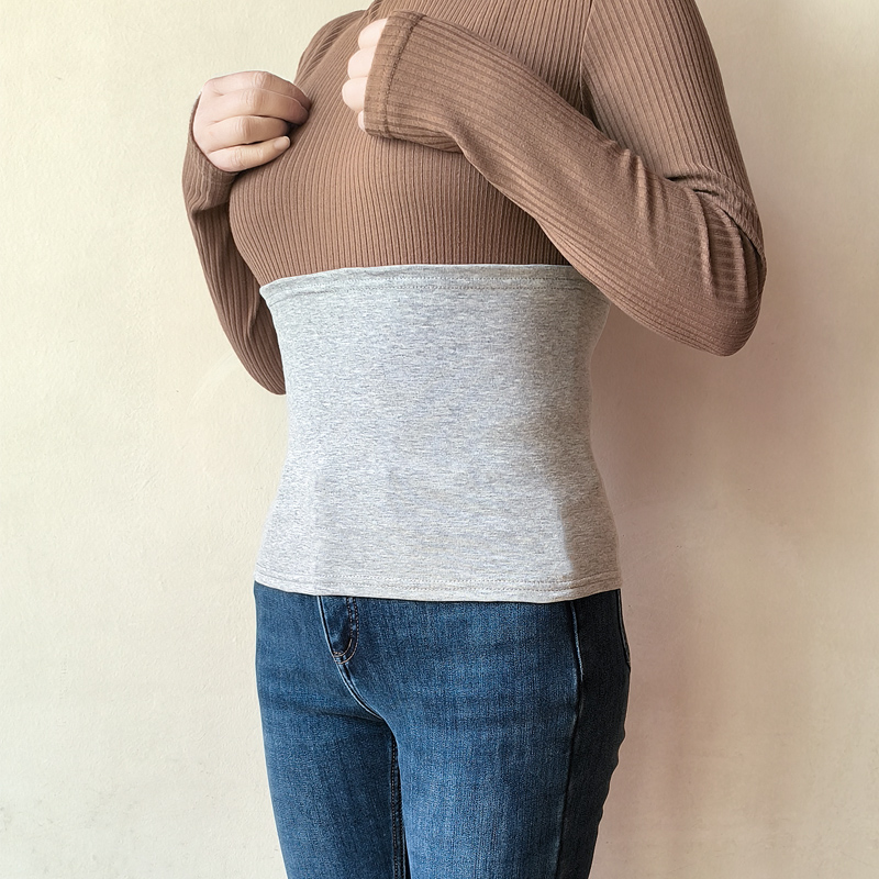 春夏のエアコンの効いた部屋での冷えを防ぐ暖かくて薄いウエストベルト。中高年の男女が腰を暖かく保ち、お腹を守る。